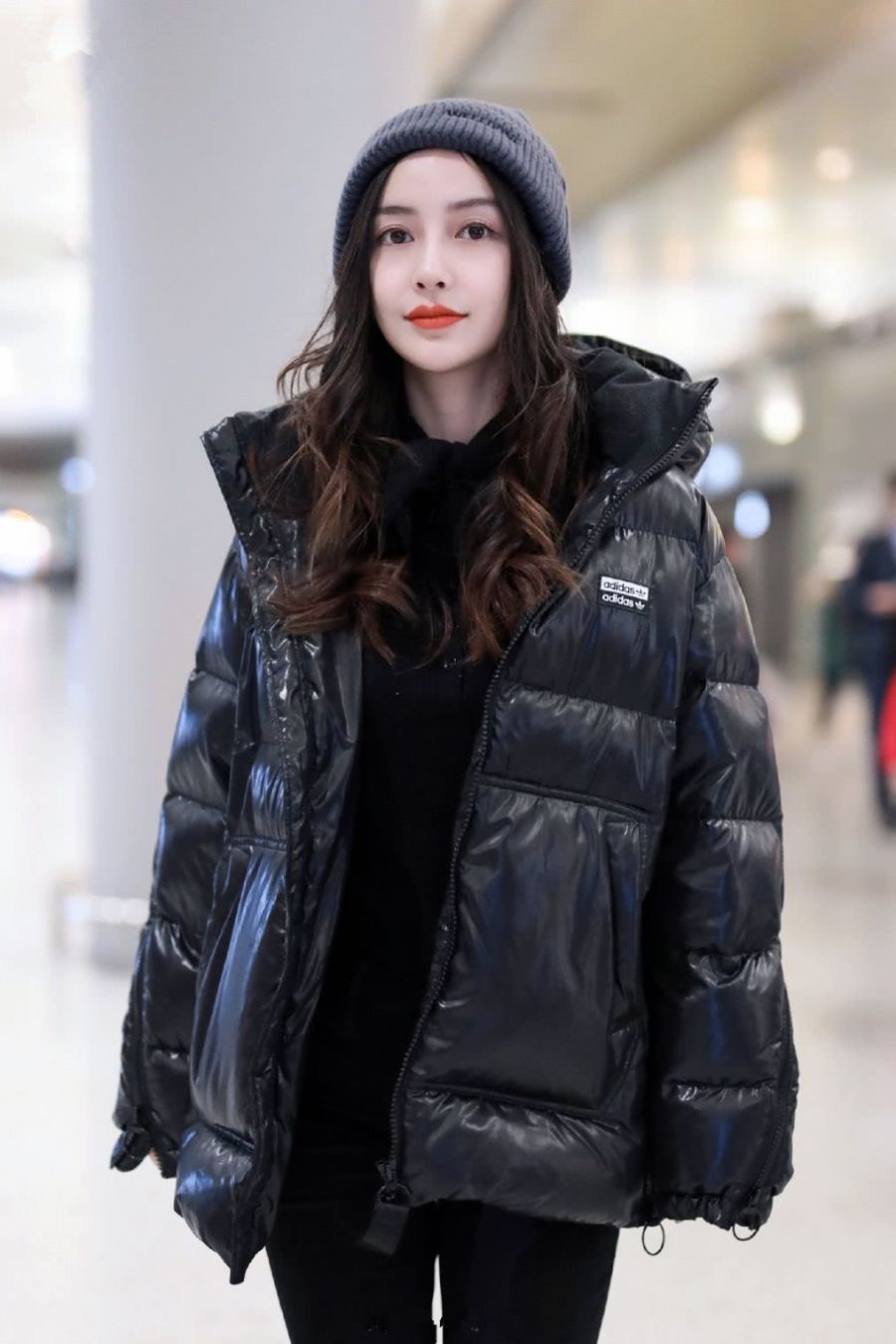 黑色羽绒服配啥裤子好看（黑色羽绒服搭配裤子）-第2张图片-潮百科