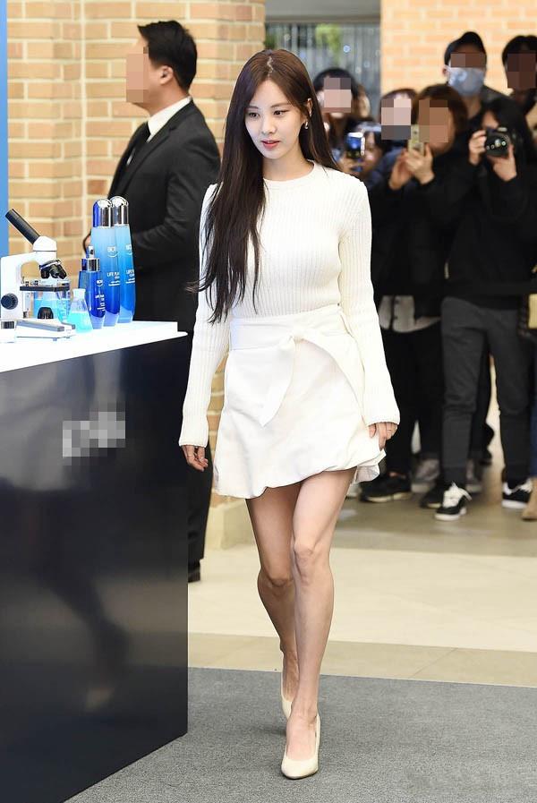 少女时代徐贤终于放开了毛衣配短裙看似保守转身后露背更惊艳