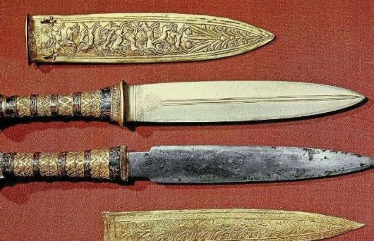 在当时的法国,文胸是欧洲贵族流行的,被称之为束衣,后来才被流传开来