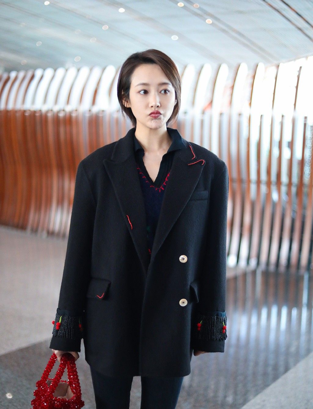 真是佩服李纯的气质穿呢子西装配牛仔裤提串珠包也有高级感