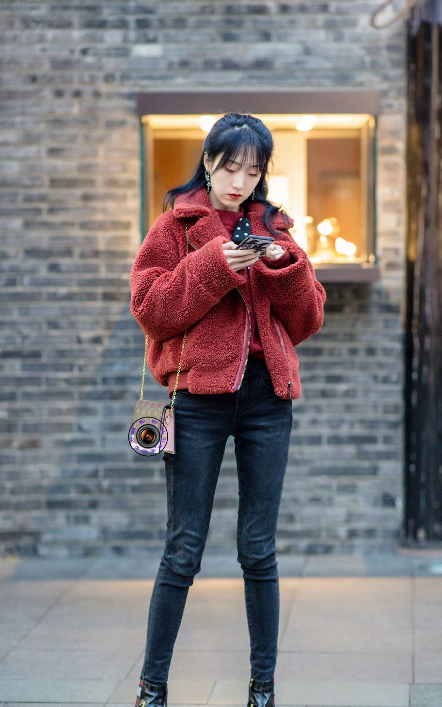 冬天要打造大长腿很简单紧身牛仔裤搭配短靴显腿长又有气质