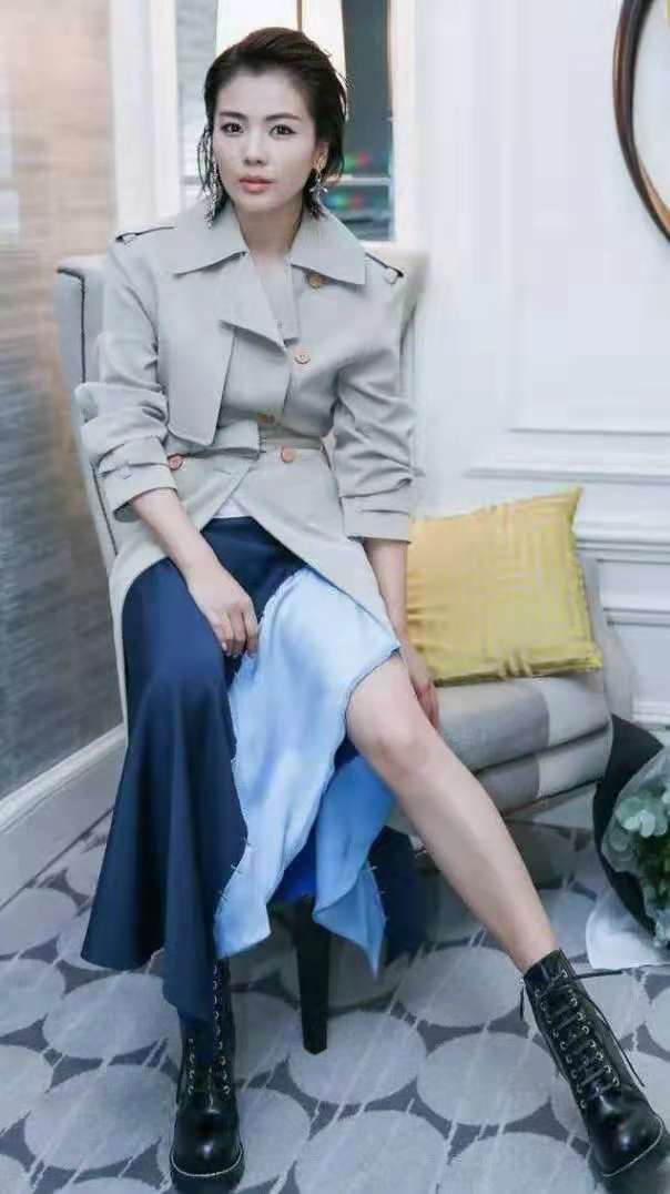 41岁刘涛太自律了穿垫肩礼服v领开到肚脐也毫无赘肉身材太棒