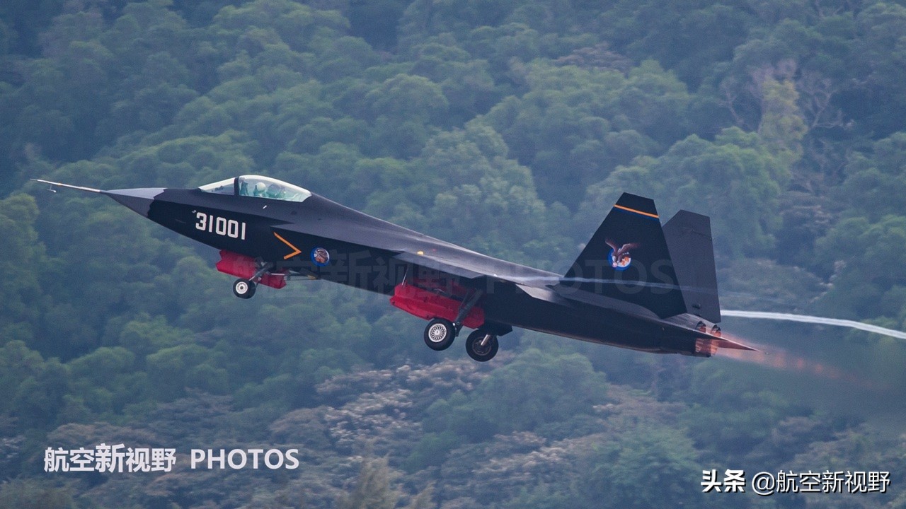 其次由于发动机性能不足,fc-31战机的机体过小,战机自身的航电系统