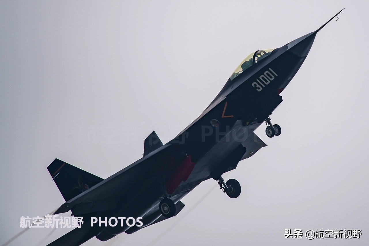 fc-31鹘鹰战机是中国航空工业沈飞自筹资金研制生产的中型战斗机