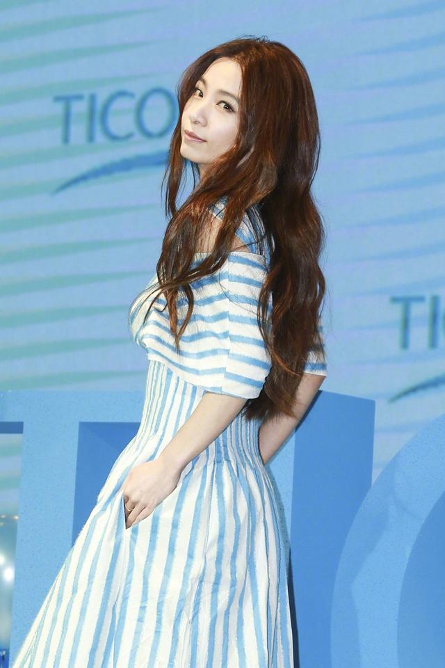 hebe蓝白条纹长裙清新文艺,田喜碧女士侧颜好优越啊