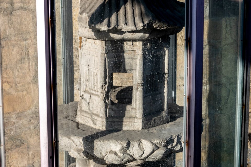 于此寺敬造长明灯台一所",底座雕圆形仰覆莲瓣,上雕四门空心八角灯亭