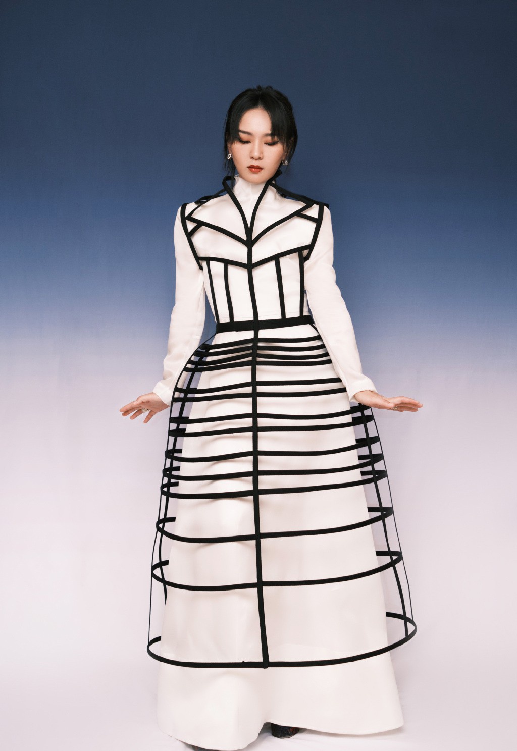 周笔畅真敢穿,一袭白色长裙搭黑裙框架,网友:不怕被扯坏?