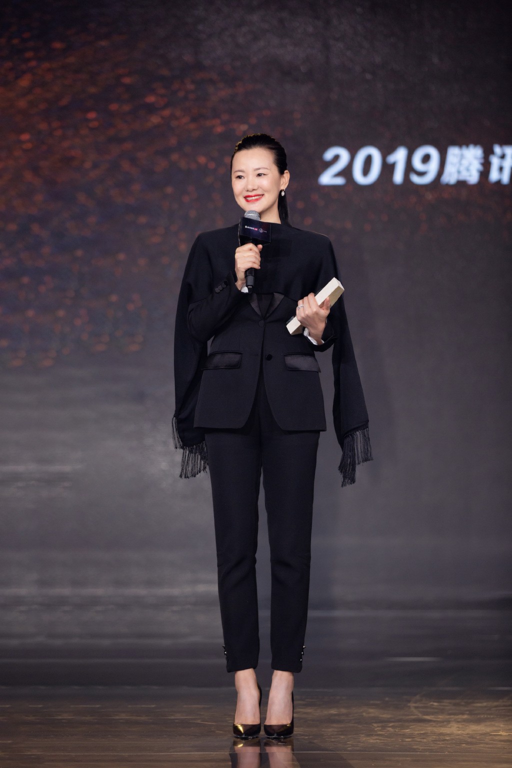 电影中她是王源的母亲,雾霭蓝长裙搭大衣出镜,气质温柔大方|咏梅|雾霭