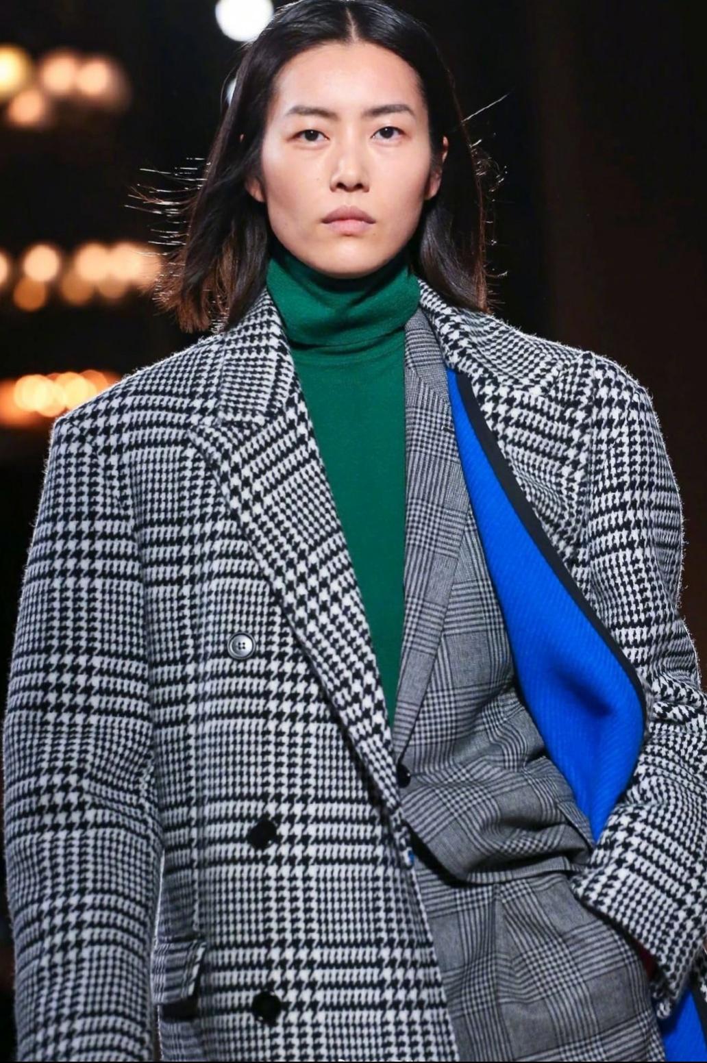 刘雯亮相巴黎男装周走秀,回归t台三场大秀气场大开,颈肩线抢镜