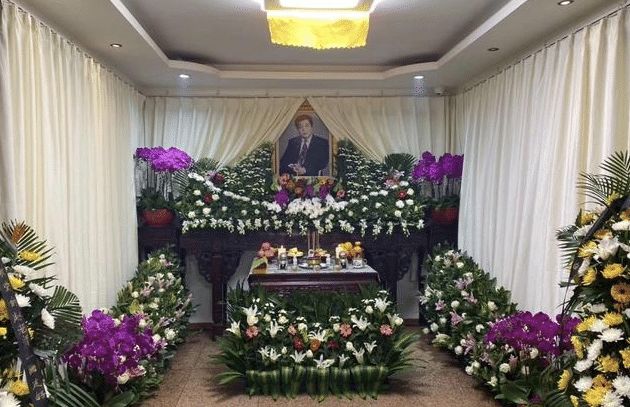 赵忠祥追悼会,半个娱乐圈都来了,于月仙一身红色披肩被批不尊重