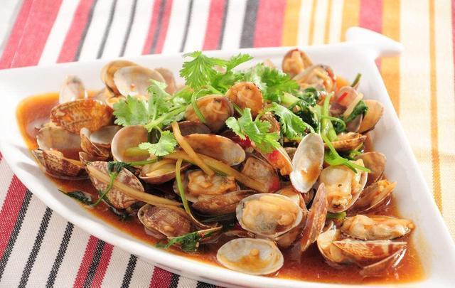 年夜饭推荐酱香排骨蒜茸剁椒花甲干锅千页豆腐