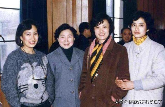 76岁“白骨精”杨春霞,曾是著名京剧演员,今满头银发仍气质依旧|杨春霞|白骨精|京剧演员_新浪新闻