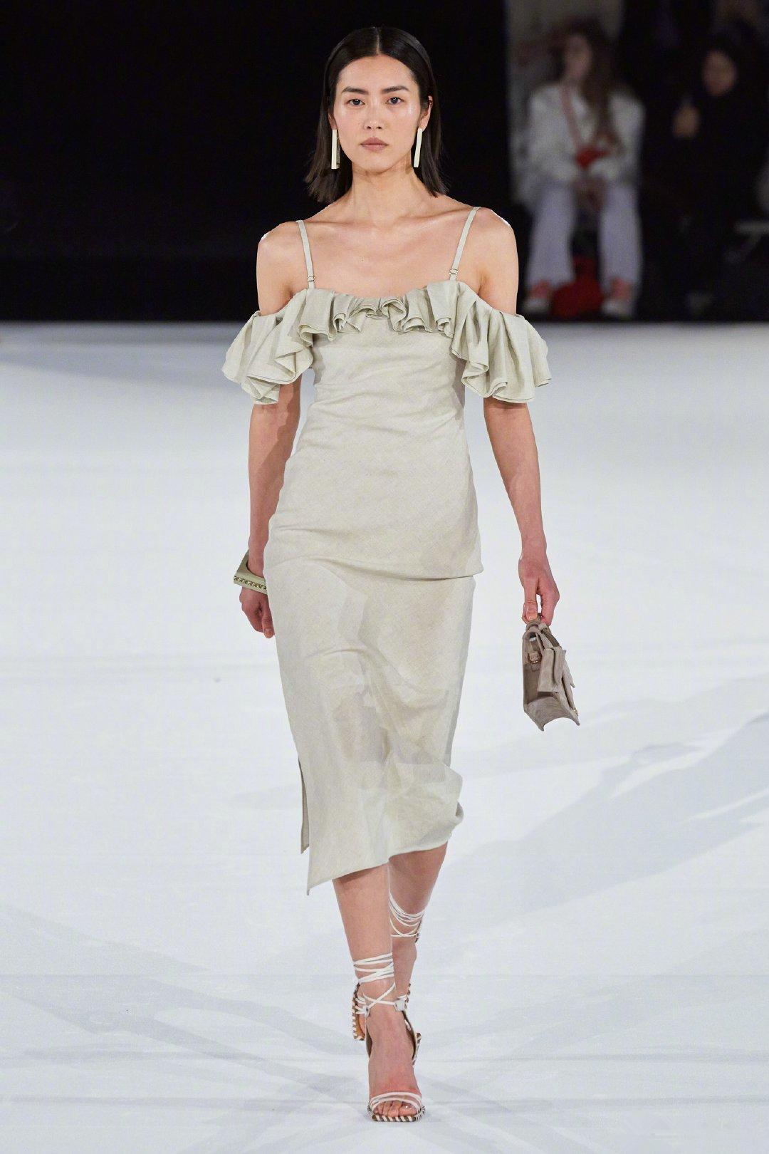 刘雯亮相巴黎男装周走秀,回归t台三场大秀气场大开,颈肩线抢镜