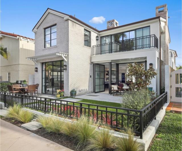 独栋别墅被庭院围着,庭院中有草地,花灌木,小乔木,还有漂亮的硬质铺装