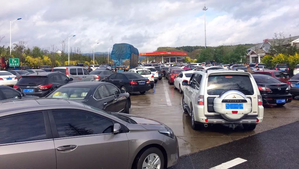 给春运添堵了,多起新能源汽车高速上电量不足抛锚,导致路面拥堵