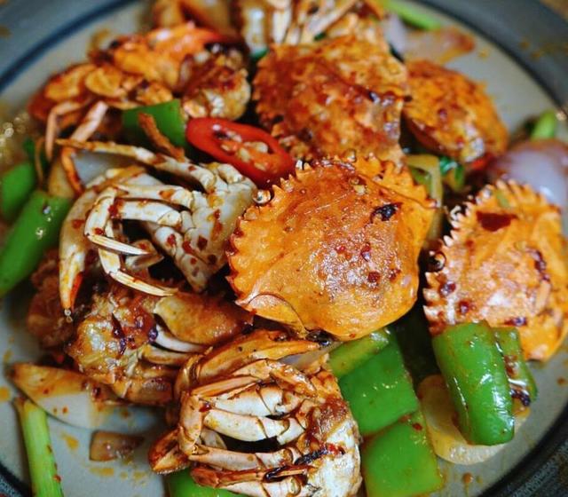 螃蟹不蒸不煮,出锅香辣可口,隔壁小孩都馋哭了,过年就做这道菜