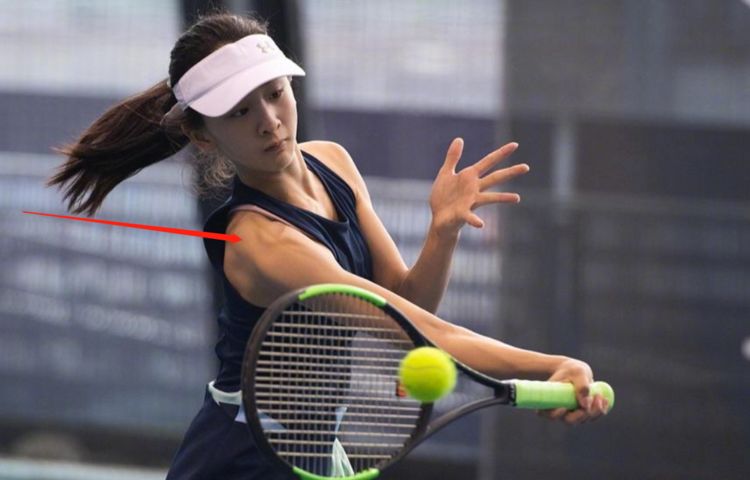 田亮晒女儿打网球照看清森碟的手臂肌肉线条一点不像11岁女孩