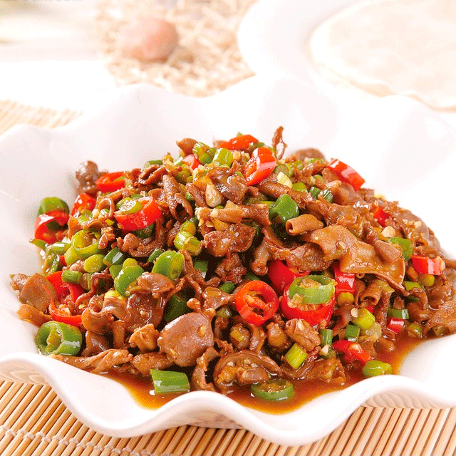 食材:鸡杂,白萝卜,姜,蒜,小米椒,生抽,料酒,白醋,白糖,泡椒,食用油,盐