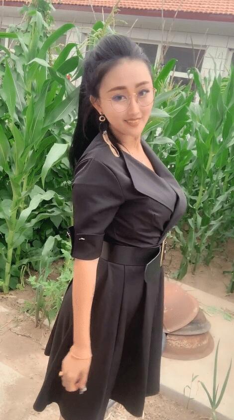 农村的微胖辣妈,不去掰棒子,在这一直在臭美