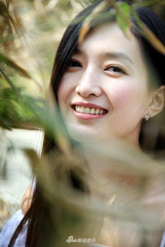 江疏影早期青涩写真曝光,飘逸长发娴静迷人,美少女尽显青春活力