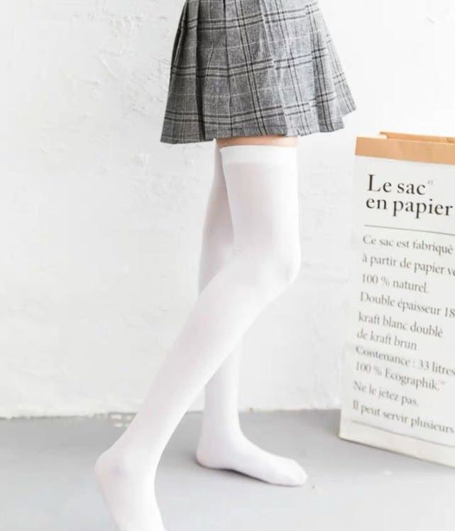 配上清新的白色过膝长袜,清新十足,脚上奶茶色的帆布鞋,凸显出满满的