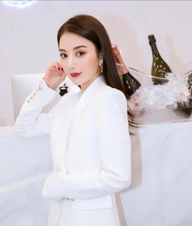 方媛出席品牌活动,身穿白色西装,气质优雅,天王的女人就是厉害