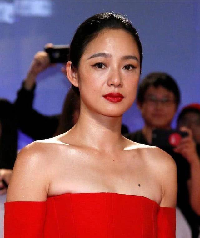 姜文老婆好有气质,一袭露肩红裙韵味十足,41岁有细纹但美得漂亮