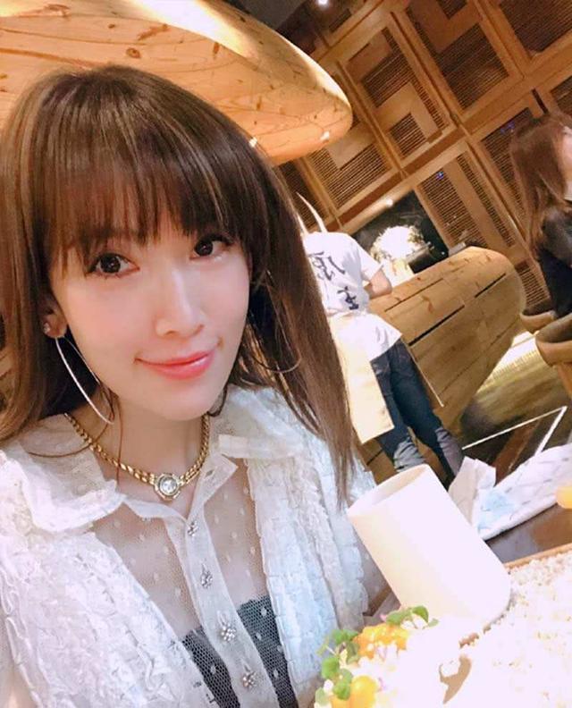 林志颖老婆带三个儿子逛街购物,kimi惊现大长腿帅气现身