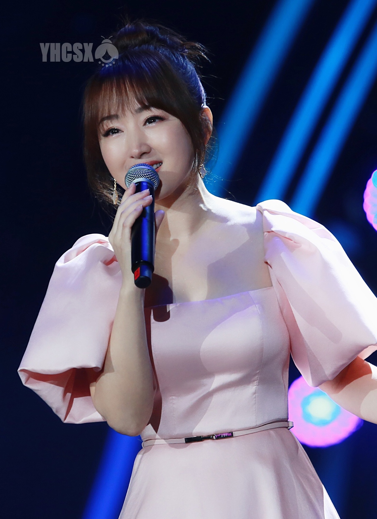 杨钰莹现身"全民k歌年度盛典",自嘲造型太成熟,疑为刻意扮老