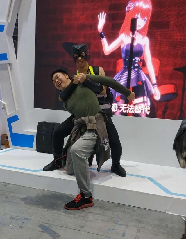 一言不合,就强人"锁""男"的van…… 接着上面的话题—— 我现在也