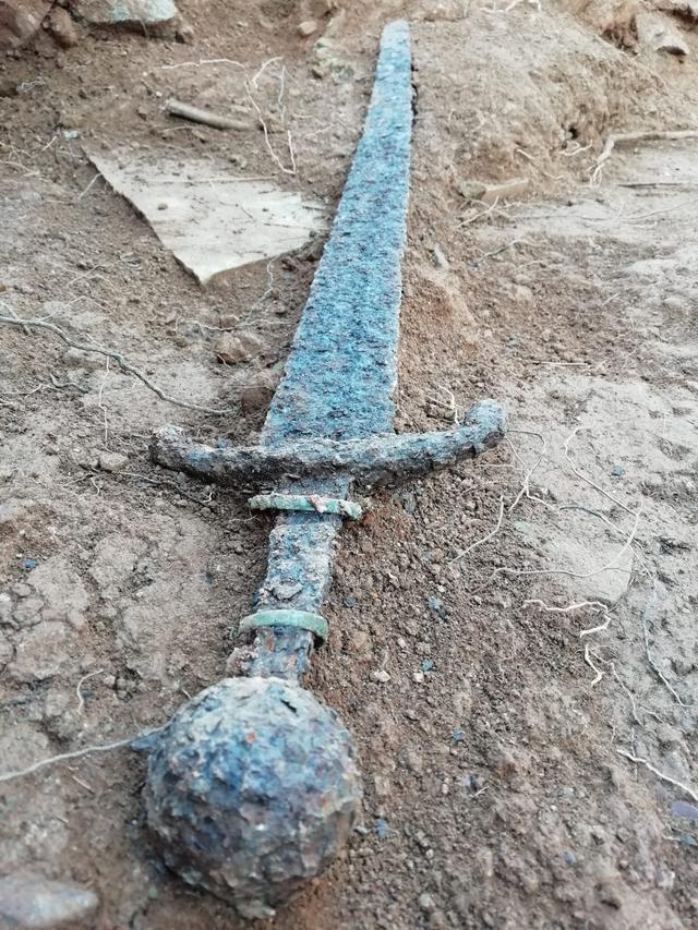 中国古代铸剑水平有多高？与西班牙出土的铁剑一比，高下立见
