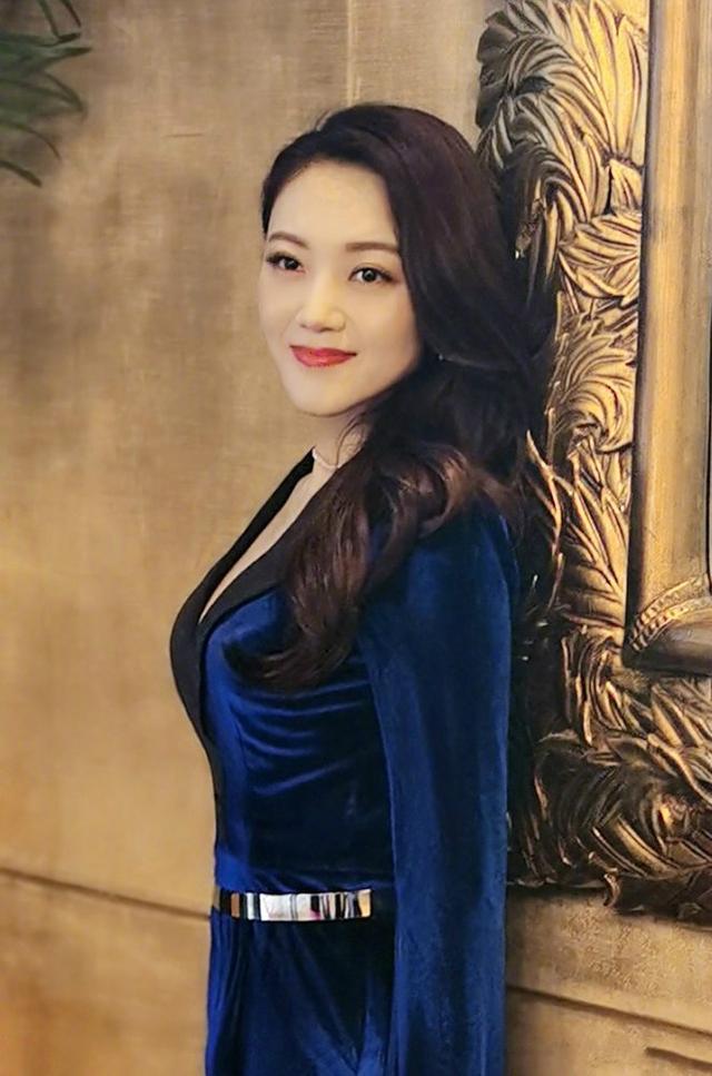 玖月奇迹王小玮36岁穿金丝绒套装秀凹凸身材王小海有福了