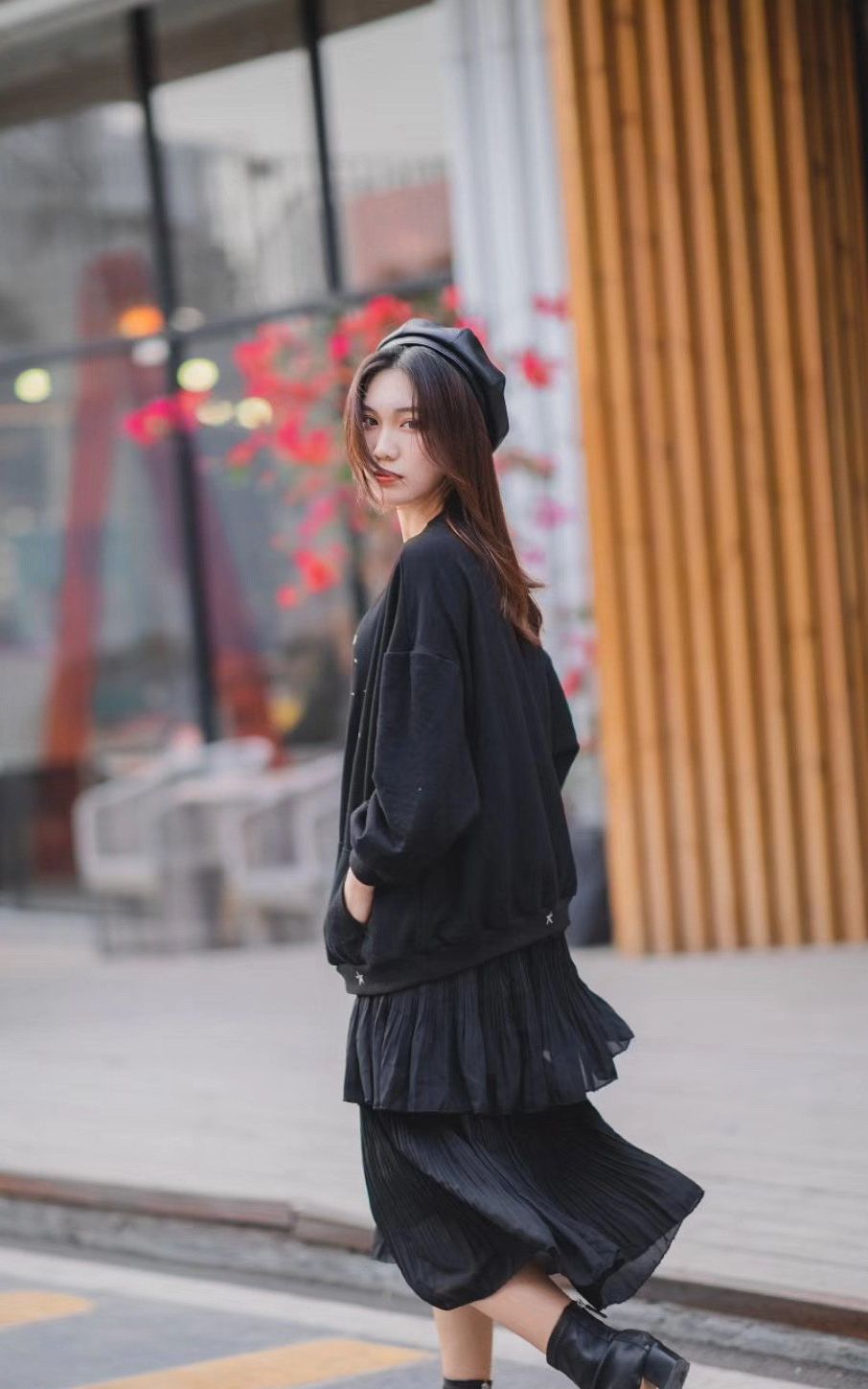 穿黑色裙子的美女,给冬装搭配增添一份朦胧缥缈的美感|冬装|裙子|美感_新浪新闻