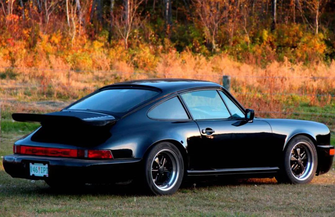 保时捷又在911 turbo基础上研发了用于赛事的934 turbo rsr