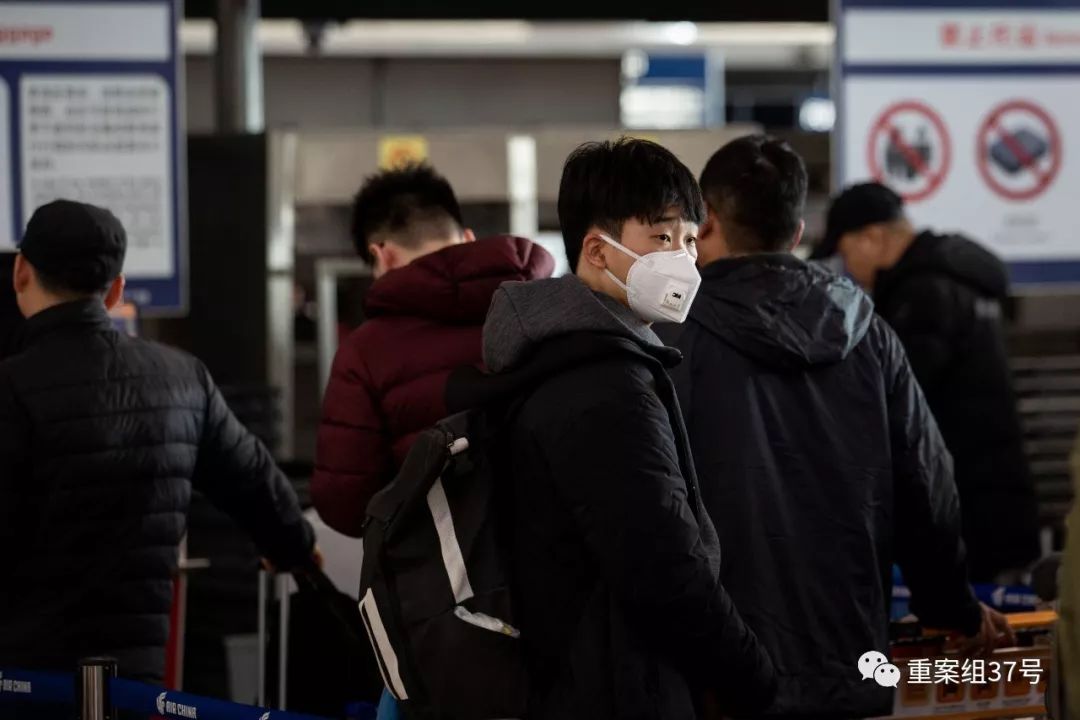  首都国际机场T3航站楼，戴口罩的旅客。 新京报记者 李凯祥 摄