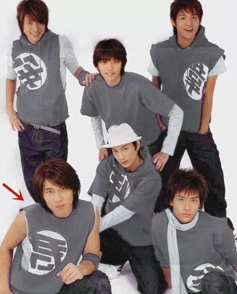 许君豪,当年台湾偶像组合可米小子的主唱.眼熟吗?