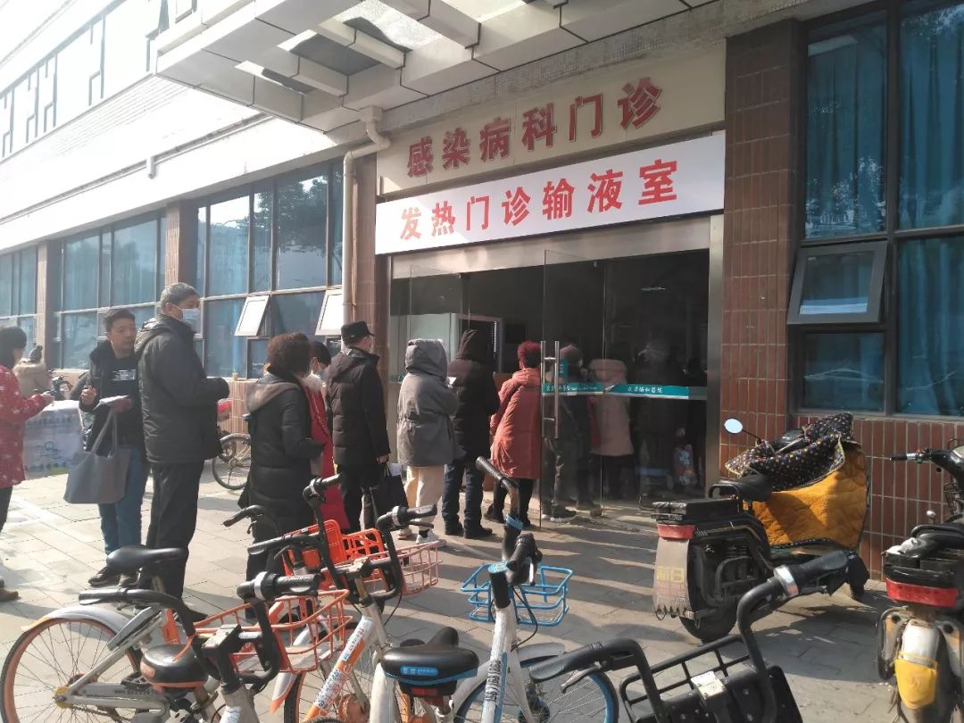  协和医院发热门诊外排着长队。新京报记者海阳 摄