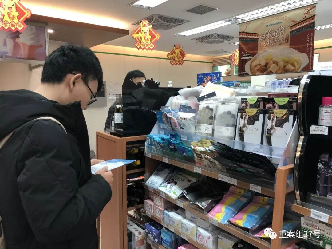  今日上午，北京南站便利店内，一位男士正在挑选口罩。新京报记者 张静姝 摄