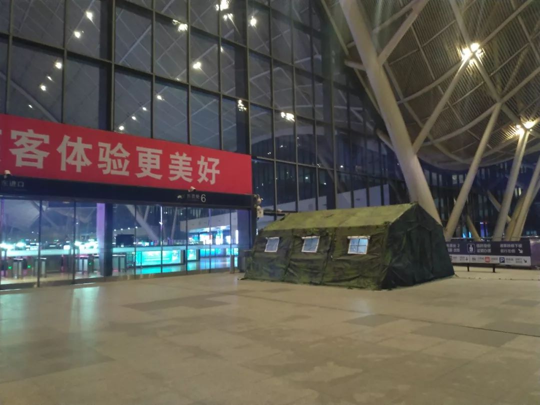 1月19日夜晚，武汉高铁站东侧入口处设置了一处预检点。新京报记者海阳 摄