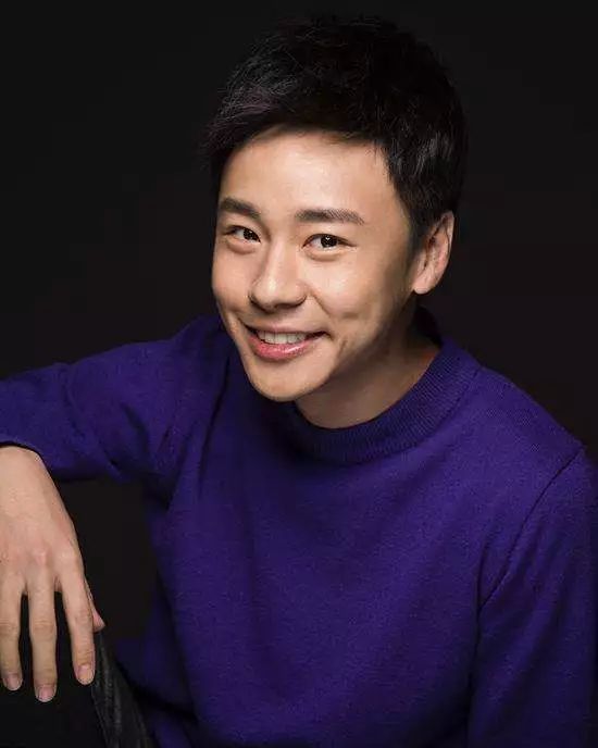 扮演何必平的演员叫刘锐,艺名叫虎虎 .