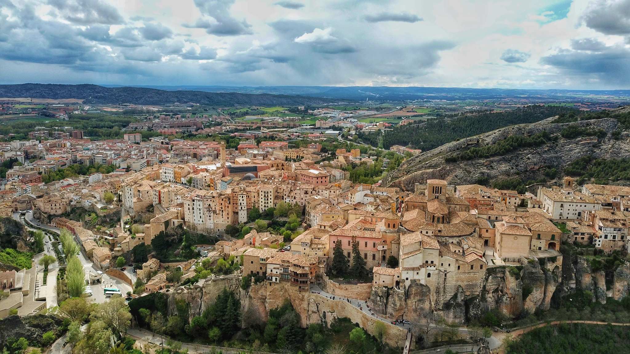 西班牙昆卡被称为悬崖上的天空之城,它也被叫"中了魔法的城市"