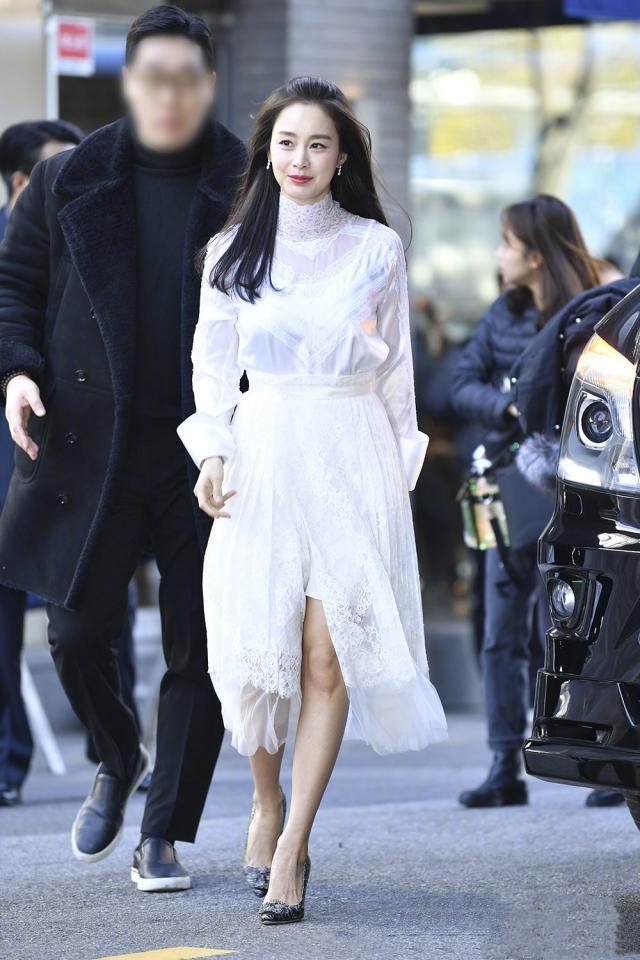 rain妻子金泰希产后正式复出穿白裙扎半丸子头温柔抱娃太气质