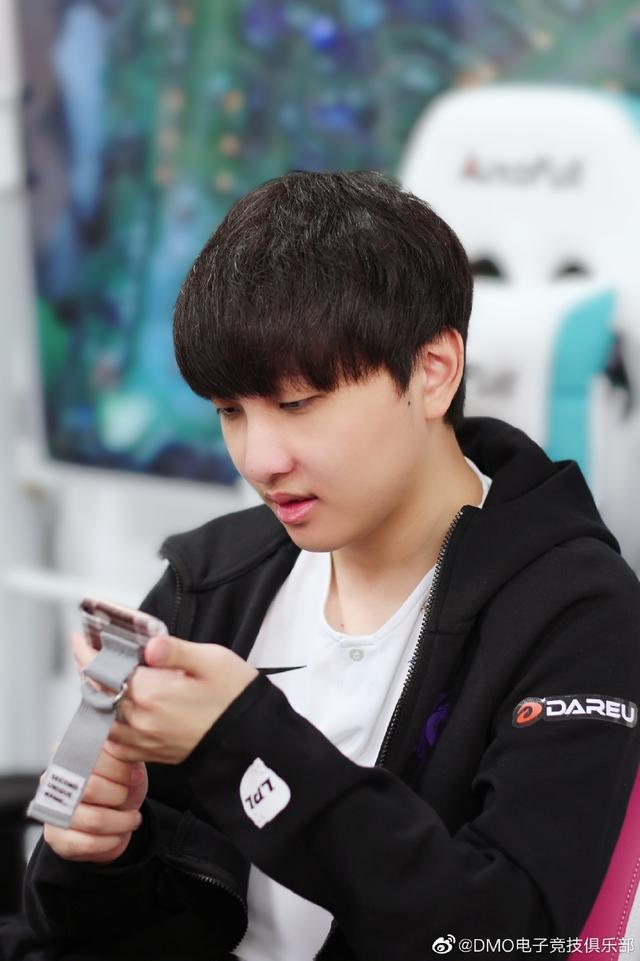 英雄联盟:兮夜加入dmo后状态低迷,加入dmo是否正确?