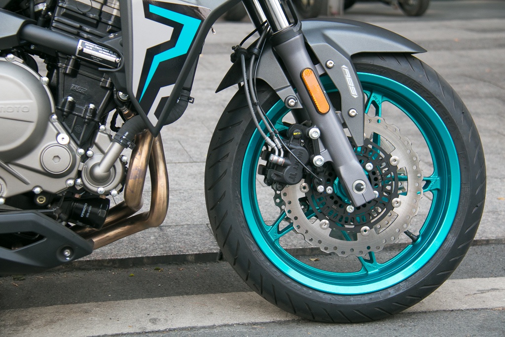 春风400nk对比650nk听听越南女骑士的意见