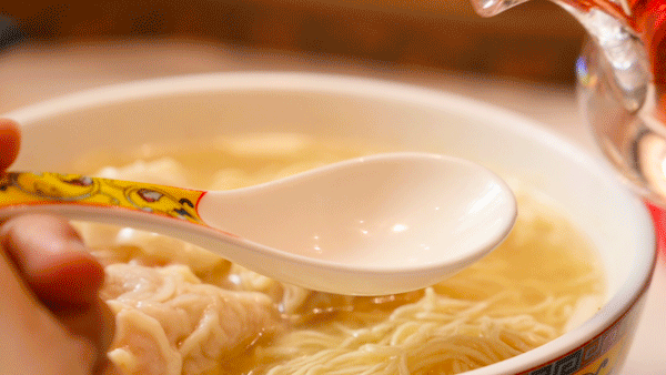 12年不变的五宝云吞面,一口一个鲍鱼,老广回国必打卡