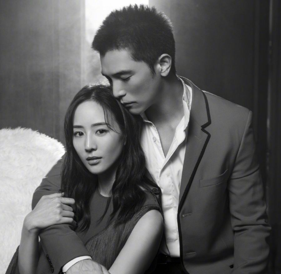 有种"连头发丝都在避嫌"叫邱泽,坐张钧甯身边,手位置看懵主持