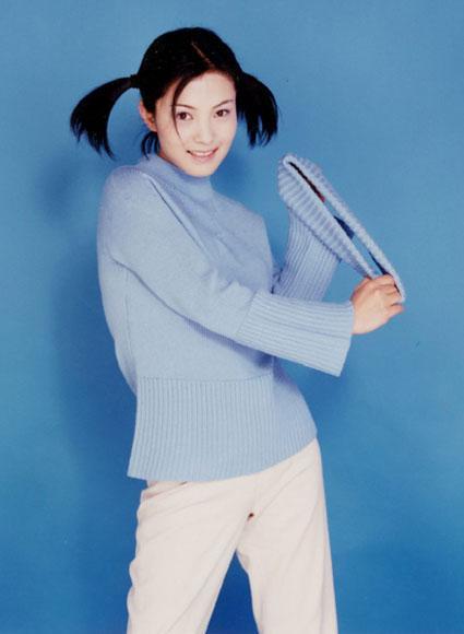 她25岁曾三登春晚同居3年男友被曝光是逃犯一气之下剃光头