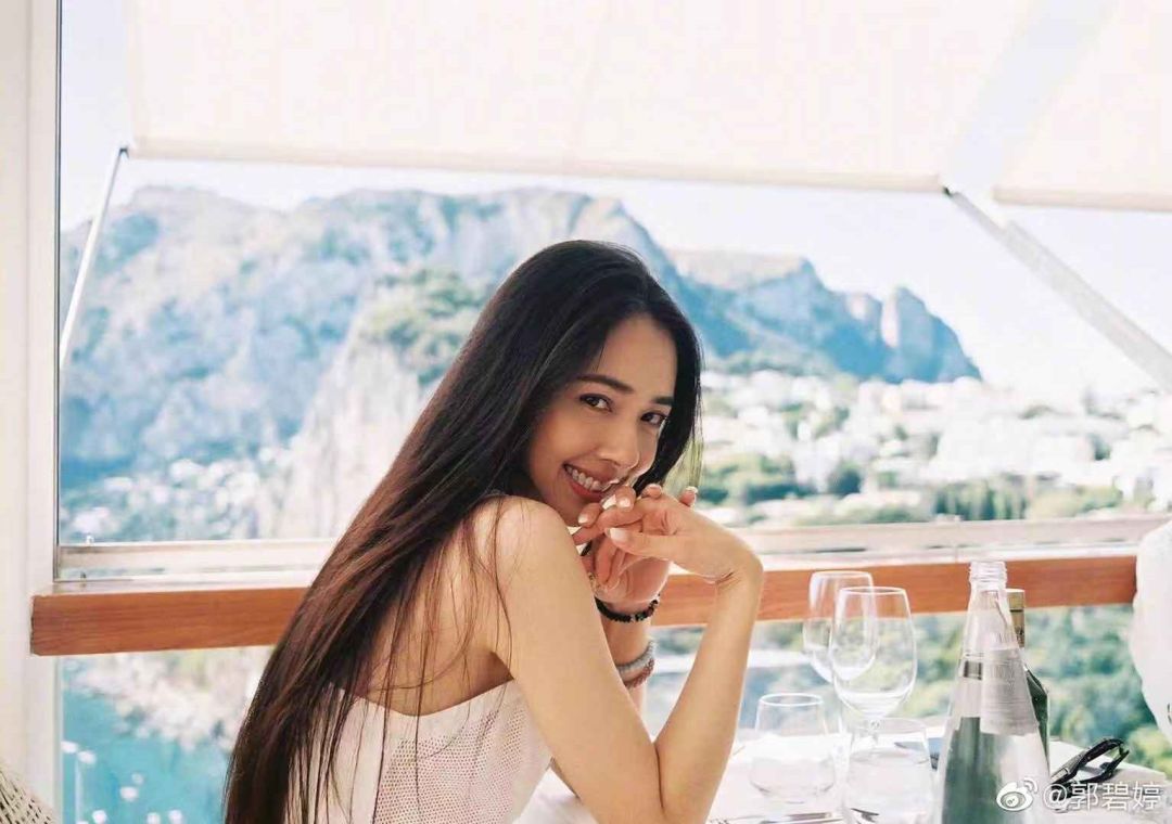 郭碧婷嫁向佐越来越丑?生图脸僵下巴歪苹果肌