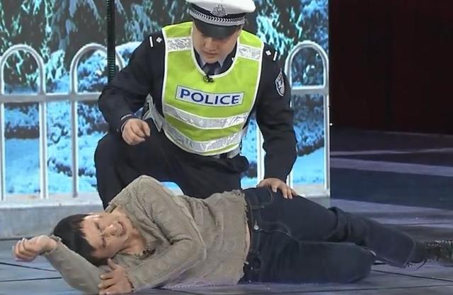 要是他不说,相信也没有几个观众看出来,毕竟沈腾的"胯骨轴子""波棱盖