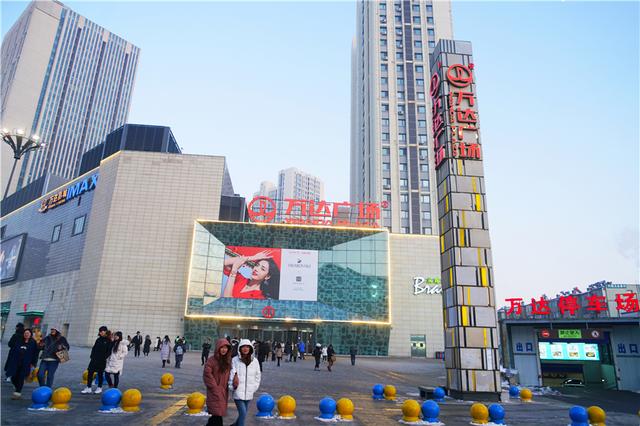 长春最繁华的重庆路，每天上万游客来这里购物，是长春重要名片